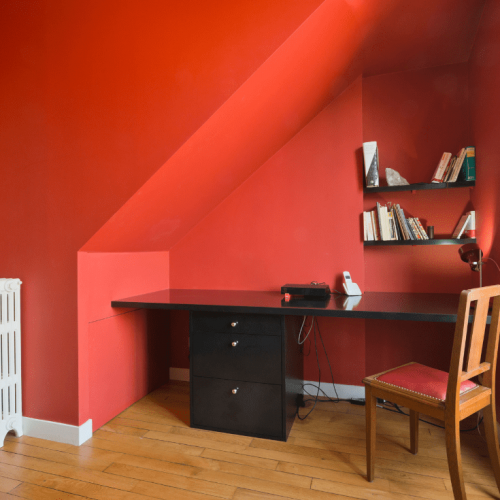 Créer un espace bureau avec de la peinture rouge