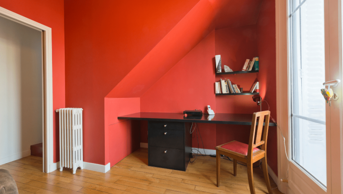 Créer un espace bureau avec de la peinture rouge