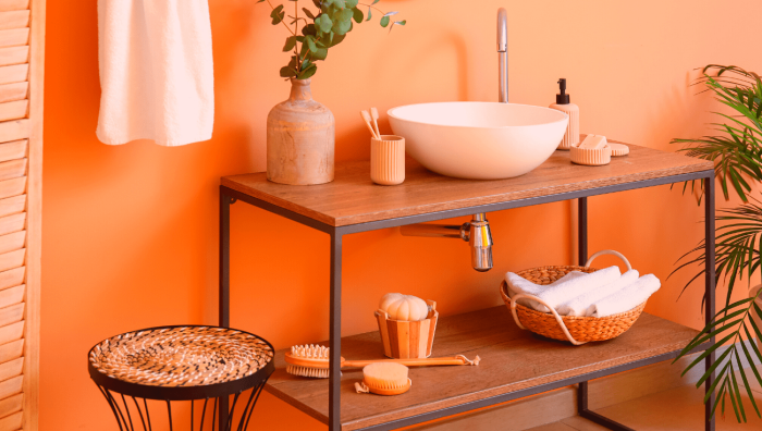 Salle de bain peinture orange